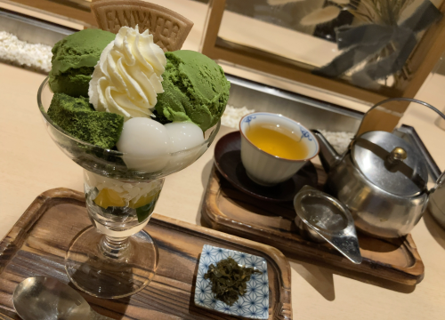 京はやしや(横浜店)の抹茶パフェ・お茶の葉の佃煮添えと、ほうじ茶の写真