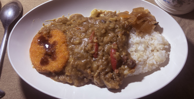 自作の豆カレー。コロッケをトッピング。