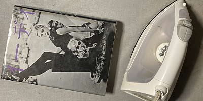 ��F�̃A�C������̏�ɍڂ�����F�́w�C�[�f�B�x�ƁA�����A�C�����B