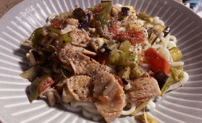 トマト、ピーマン、茄子、大豆ミートなどで和えた業スー細うどん。