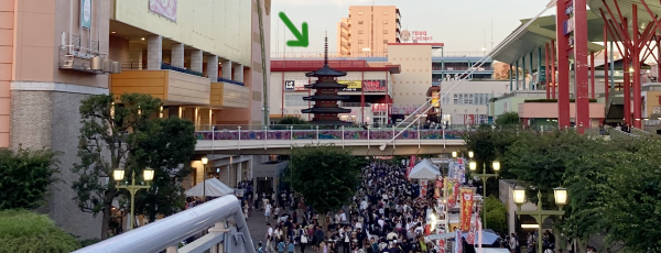 �C�V���w�O�B���E�̏��Ǝ{�݂ɃT���h�C�b�`����J�Ԃ̂悤�ɉ��т��V�����̉��ɁA��h��̎��d�̓���������