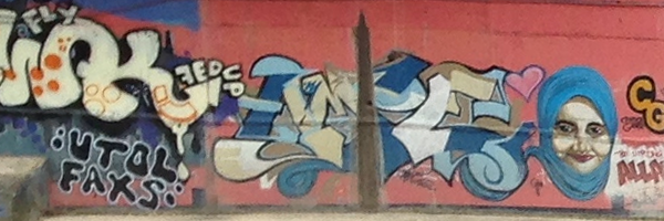 �N�A�������v�[���̃O���t�B�e�B�g��ʐ^�B�uFLY�v�Ƃ��uVTOL�v�Ƃ��ǂݎ���O���t�B�e�B�ɁA�q�W���u�����Ԃ��������̊G�����荬�����Ă���