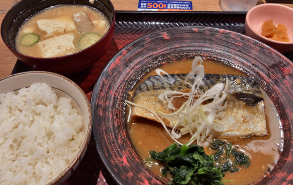 鯖の味噌煮定食。味噌だれに底を浸したホウレンソウ、壺漬け、白ごはん。お味噌汁はオプションで冷や汁に交換。