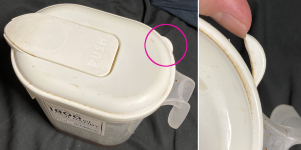 左:半透明の筒に白い蓋をかぶせた冷茶ポット。右:蓋を持ち上げ 「ぱこっ」と外す用・ツマミのように飛び出た部分が根元から折れた画像。