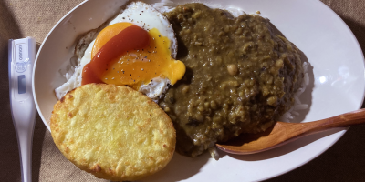 自分で作った豆カレー。トマトソースをディップした目玉焼きと、ハッシュ℃ポテトをトッピング。