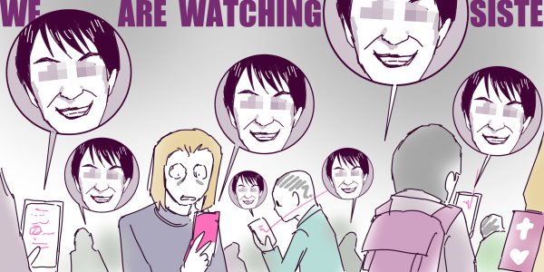 ���ނ��Ď�Ɏ�Ɏ������X�}�[�g�t�H����(���������ڌ��Ƀ��U�C�N���{����)���s�񑊂̊���̂�������ł���A�]���r�̂悤�Ȑl�X�B�uWE ARE WATCHING ...SISTER�v�̃L���v�V�����B��Ԏ�O�ɂ͒N�������Ă�w���v�}�[�N�������邪�A����ɖڂ�������l�͂��Ȃ��B�Ƃ����C���X�g�B