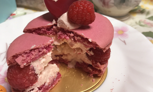 �t�����{���[�Y�ƃ��C�`���K�N�̃}�J�����ŃT���h�����s�G�[���E�G�����̑�\��u�C�X�p�n���v�̎ʐ^�B