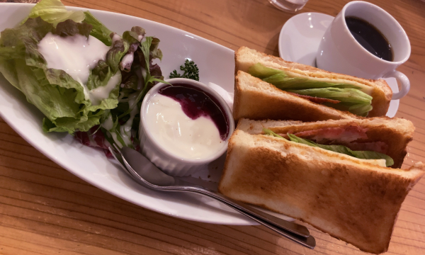 �ȉ~�`�̔����M(�{�E��)�ɐ���ꂽ�E����R���K���Ă��ڂ̂��������p���̃T���h�C�b�`(��ނ̓x�[�R���E���^�X�E�`�[�Y)�E�u���[�x���[�\�[�X�������������[�O���g�E�Z���ȃh���b�V���O�������������^�X�B���Ƀz�b�g�R�[�q�[�B